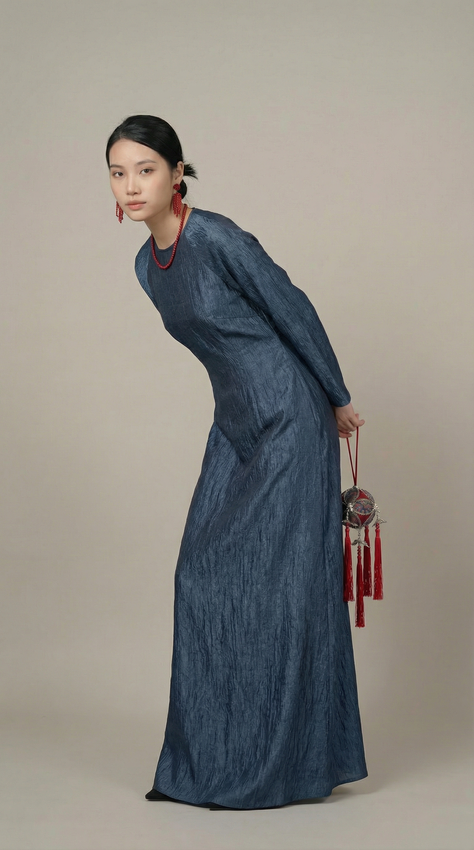 Model leaning slightly while dressed in the áo dài